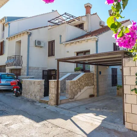 Geraeumige Mit Eigener Terrasse By Interhome 아파트