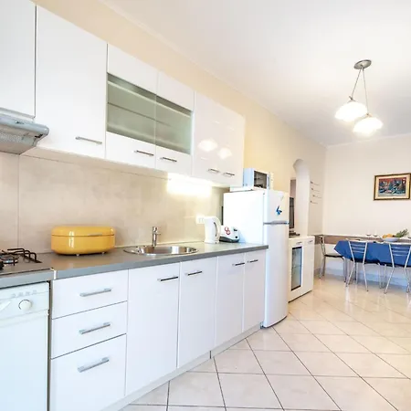 아파트 Geraeumige Mit Eigener Terrasse By Interhome 두브로브니크