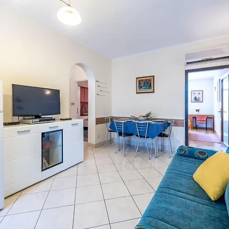 Apartman Geraeumige Mit Eigener Terrasse By Interhome *