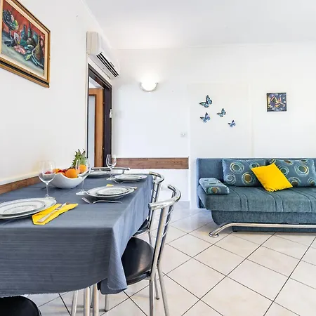Geraeumige Mit Eigener Terrasse By Interhome Apartman *