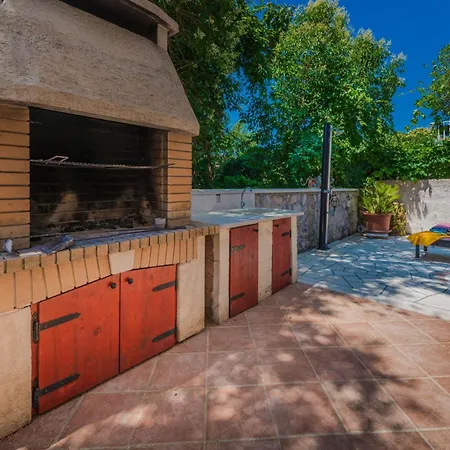 Geraeumige Mit Eigener Terrasse By Interhome Apartman Dubrovnik