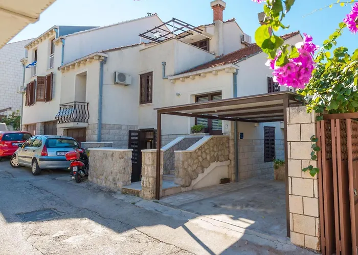 Geraeumige Mit Eigener Terrasse By Interhome 아파트